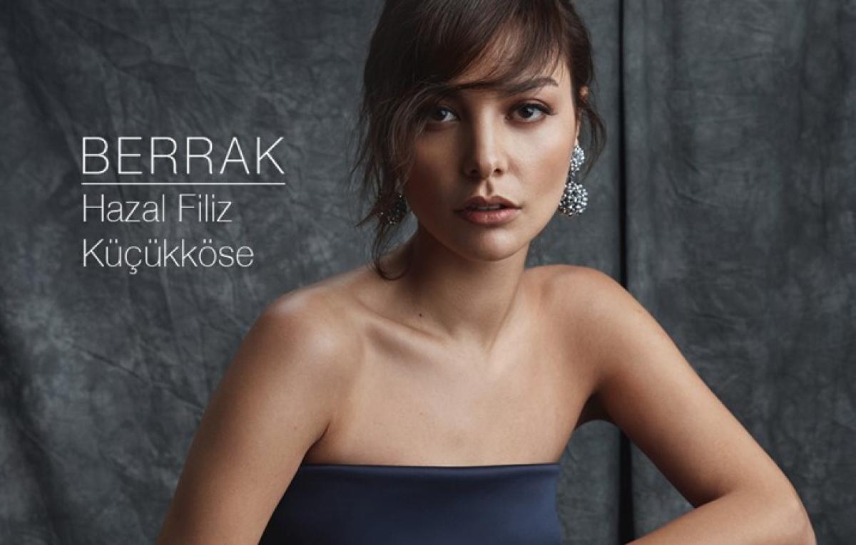 Hazal Filiz Küçükköse poartă o rochie fără mâneci