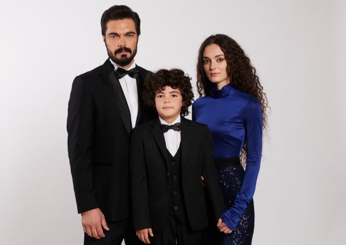 Halil Ibrahim Ceyhan și Nanuka Stambolishvili; lângă Berat Rüzgar Özkan poartă costume de gală