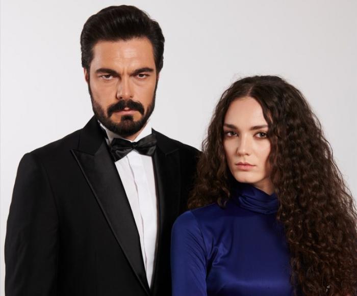 Halil Ibrahim Ceyhan poartă o cămașă albă și costum negru și Nanuka Stambolishvili poartă o rochie albastru închis