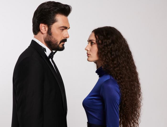 Halil Ibrahim Ceyhan și Nanuka Stambolishvili; se privesc unul pe celălalt