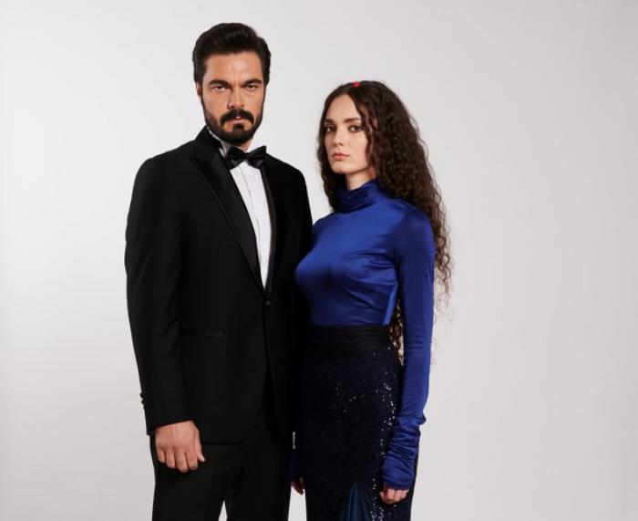 Halil Ibrahim Ceyhan și Nanuka Stambolishvili stau cu fața spre cameră și poartă haine de gală