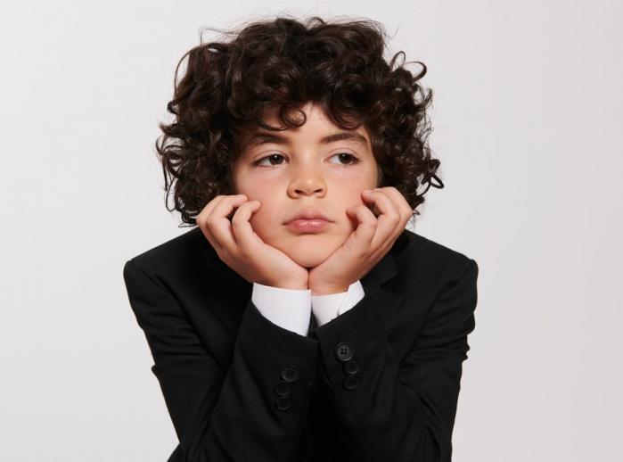 Berat Rüzgar Özkan poartă costum închis la culoare și cămașă albă