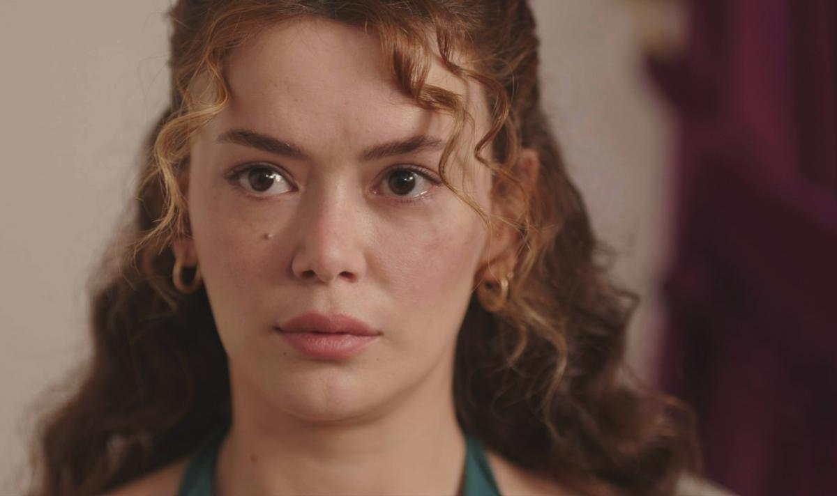 Seray Kaya poartă părul lung, coafat pe spate