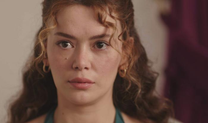 Seray Kaya poartă părul lung, coafat pe spate