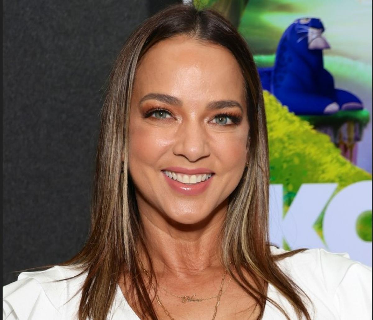 Adamari López poartă părul lung, desprins și zâmbește