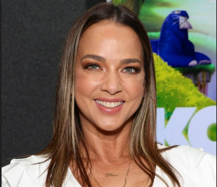 Adamari López poartă părul lung, desprins și zâmbește