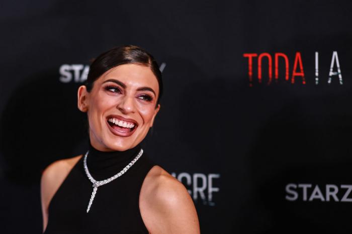 Ana Brenda Contreras poartă un top negru fără mâneci, pe gât și are părul prins în coadă