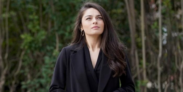 Ayça Ayşin Turan poartă un palton negru cu mâneci lungi
