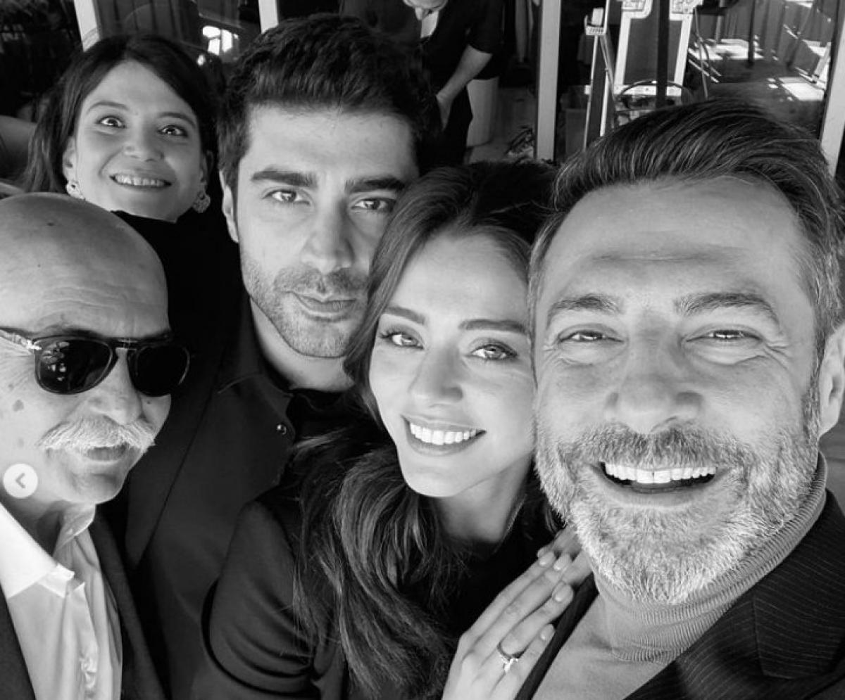 Doğukan Güngör stă lângă colegii de platou și zâmbește