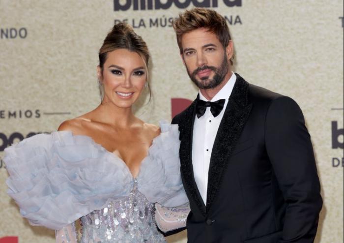 Elizabeth Gutiérrez și William Levy stau unul lângă celălalt și zâmbesc