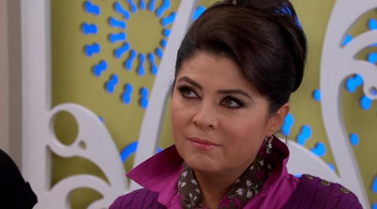 Victoria Ruffo poartă părul prins într-un coc