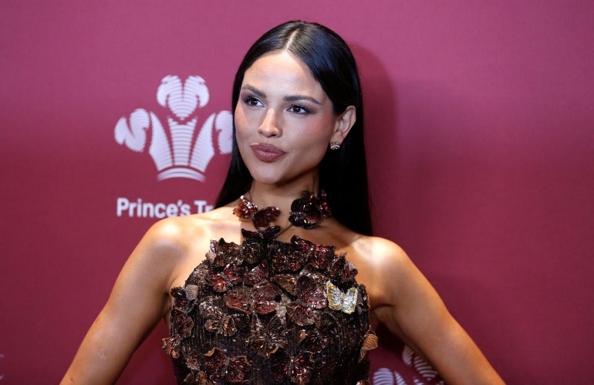 Eiza González poartă o rochie fără mâneci și ține mâinile în șold