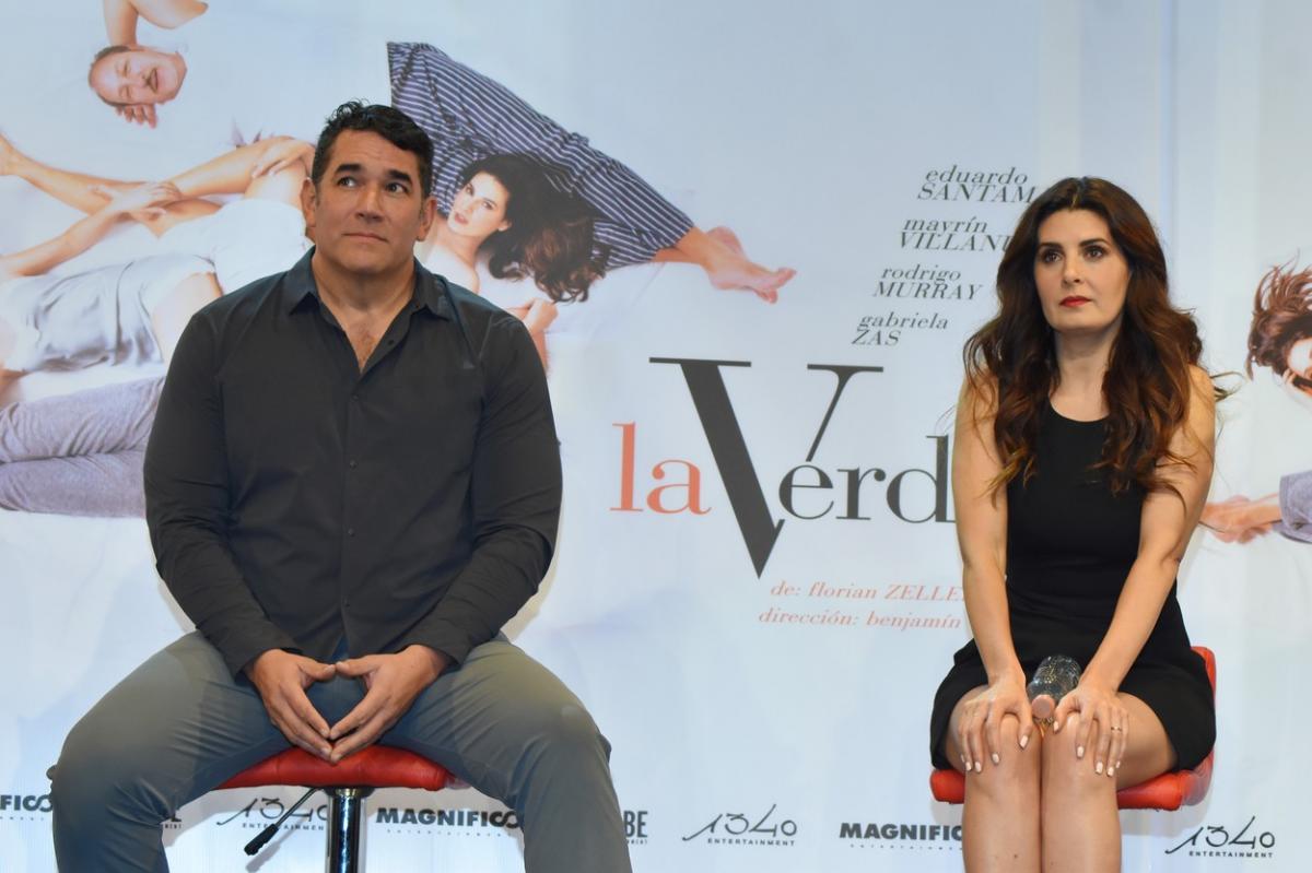 Eduardo Santamarina și Mayrin Villanueva stau unul lângă celălalt