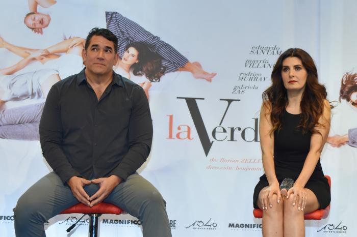 Eduardo Santamarina și Mayrin Villanueva stau unul lângă celălalt