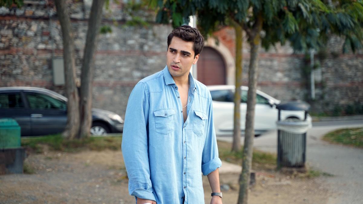 Mert Ramazan Demir poartă o cămașă albastră cu mâneci lungi