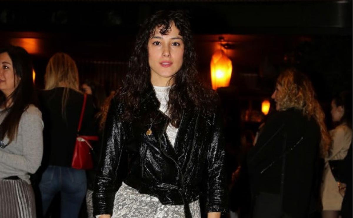 Cansu Tosun poartă o geacă de piele neagră cu mâneci lungi