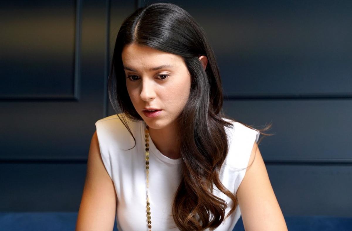 Buçe Buse Kahraman poartă un tricou alb și părul desprins