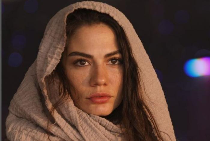 Demet Özdemir poartă un văl pe cap