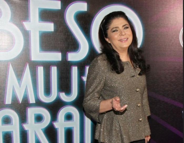 Victoria Ruffo poartă o bluză închisă la culoare și are părul desprins și negru
