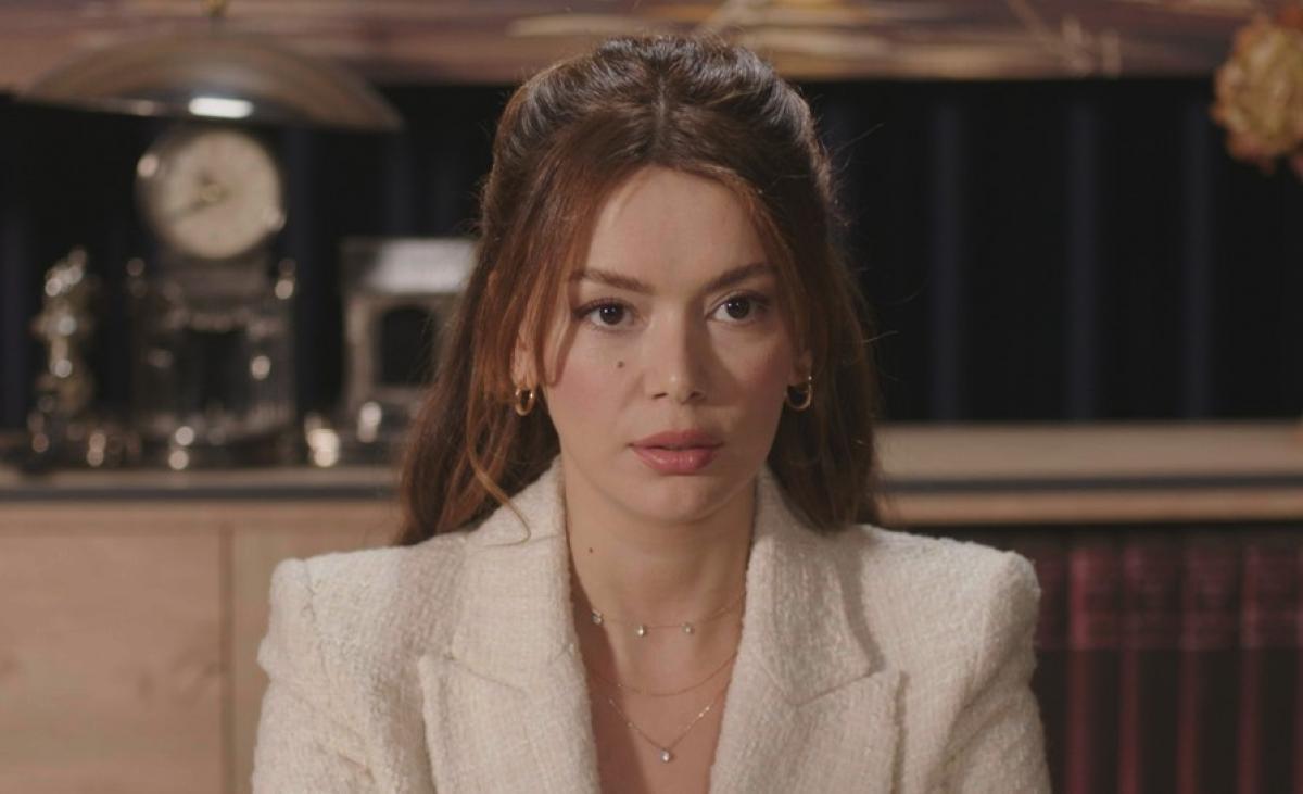 Seray Kaya poartă un sacou alb și are părul lung, desprins, drept, coafat pe spate