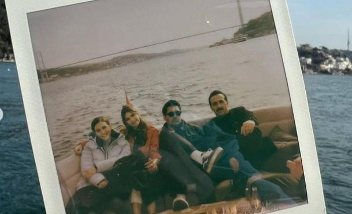 Beril Pozam, Afra Saraçoğlu și Mert Ramazan Demir pe o barcă