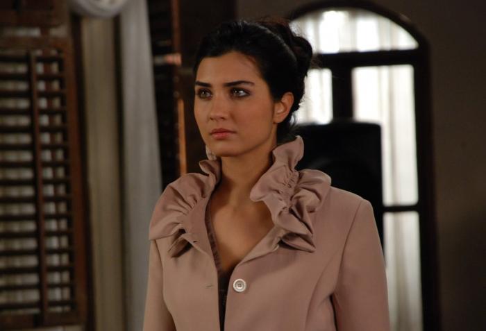 Tuba Büyüküstün poartă o bluză cu mânecă lungă