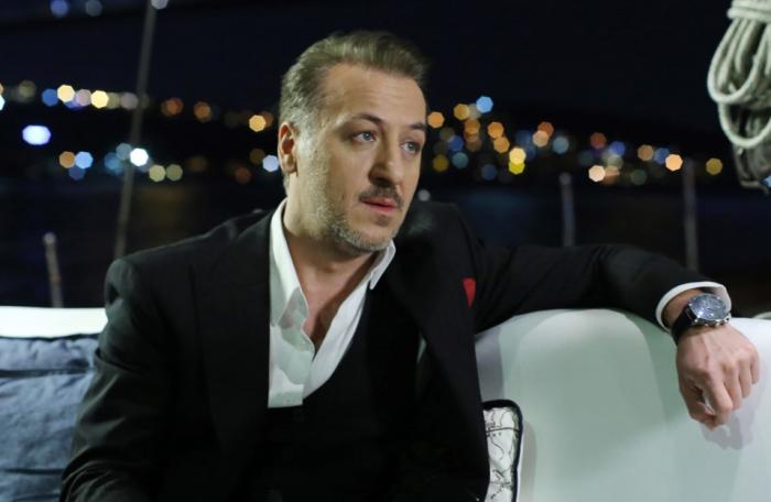Barış Falay poartă o cămașă albă și un sacou negru