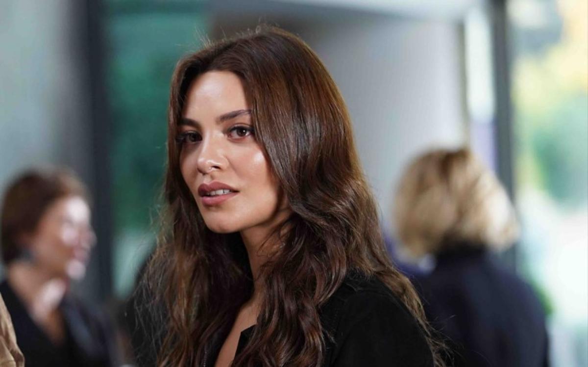 Hazal Filiz Küçükköse poartă o bluză cu mâneci lungi