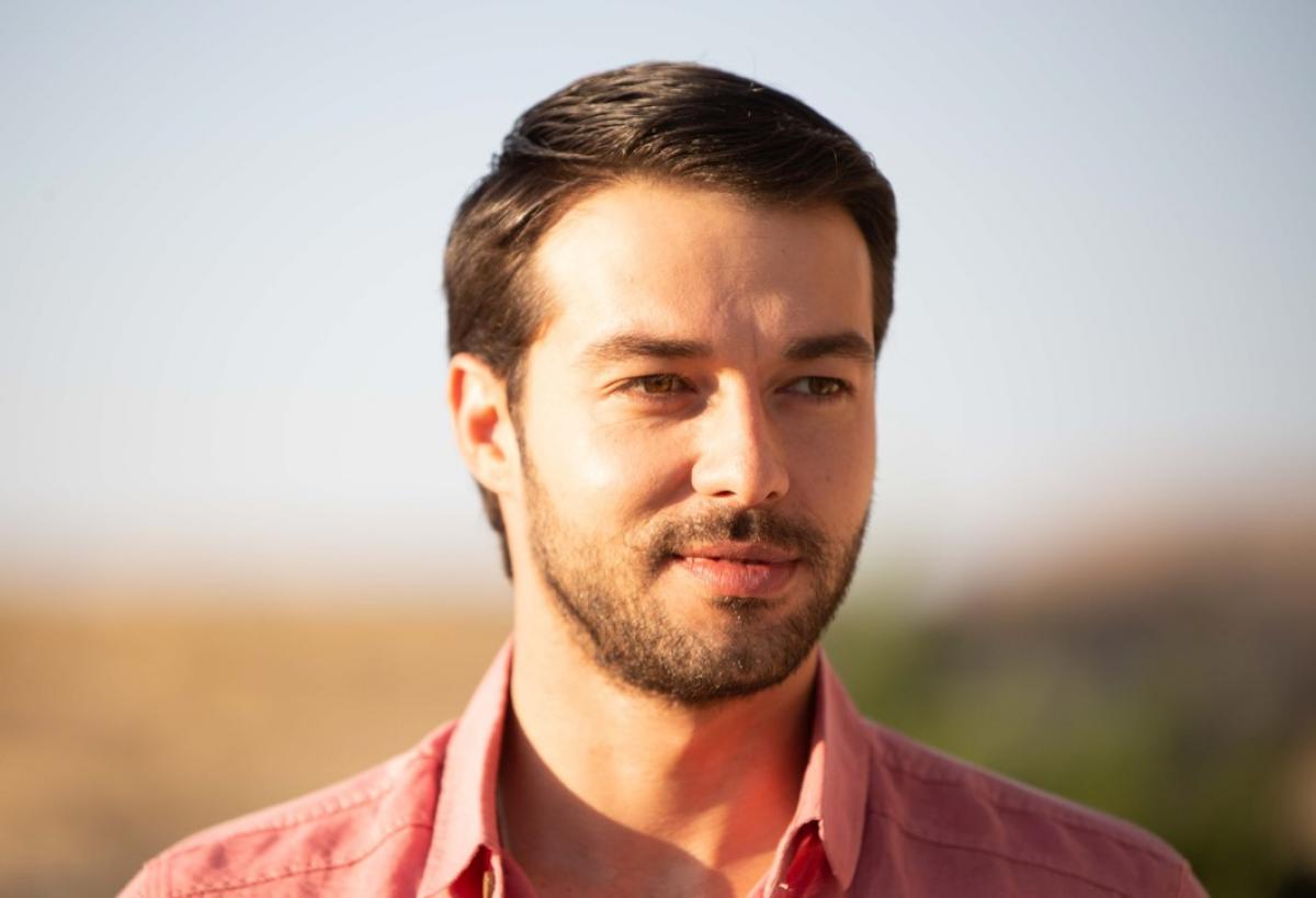 Hilmi Cem Intepe poartă o cămașă roz