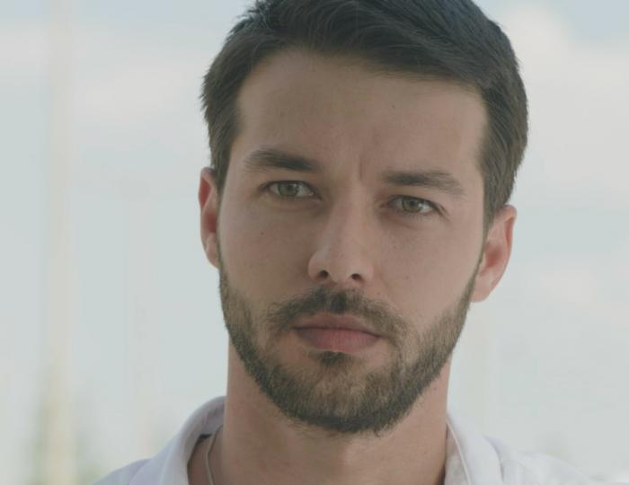 Hilmi Cem Intepe poartă o cămașă albă