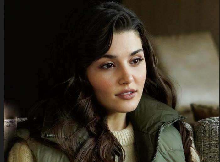 Hande Erçel poartă o vestă verde închis