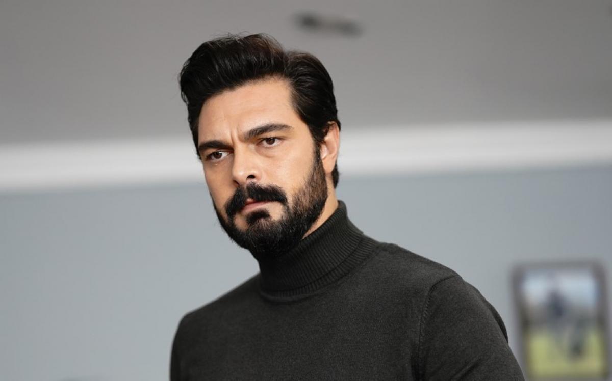 Halil Ibrahim Ceyhan poartă o maletă neagră