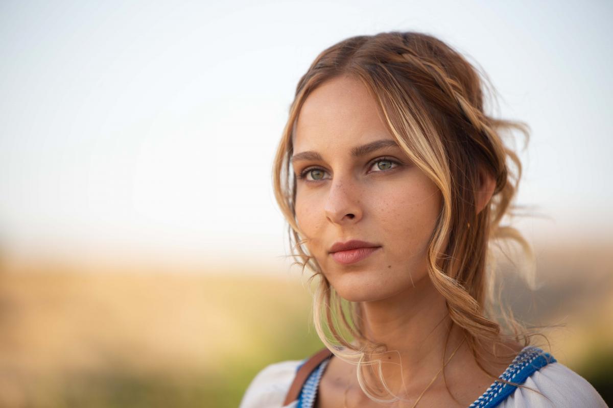 Jessica May poartă părul prins