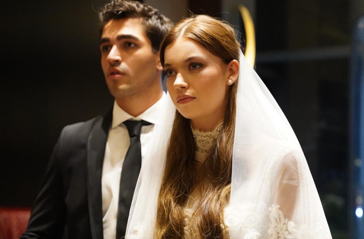 Afra Saraçoğlu și Mert Ramazan Demir stau unul lângă celălalt