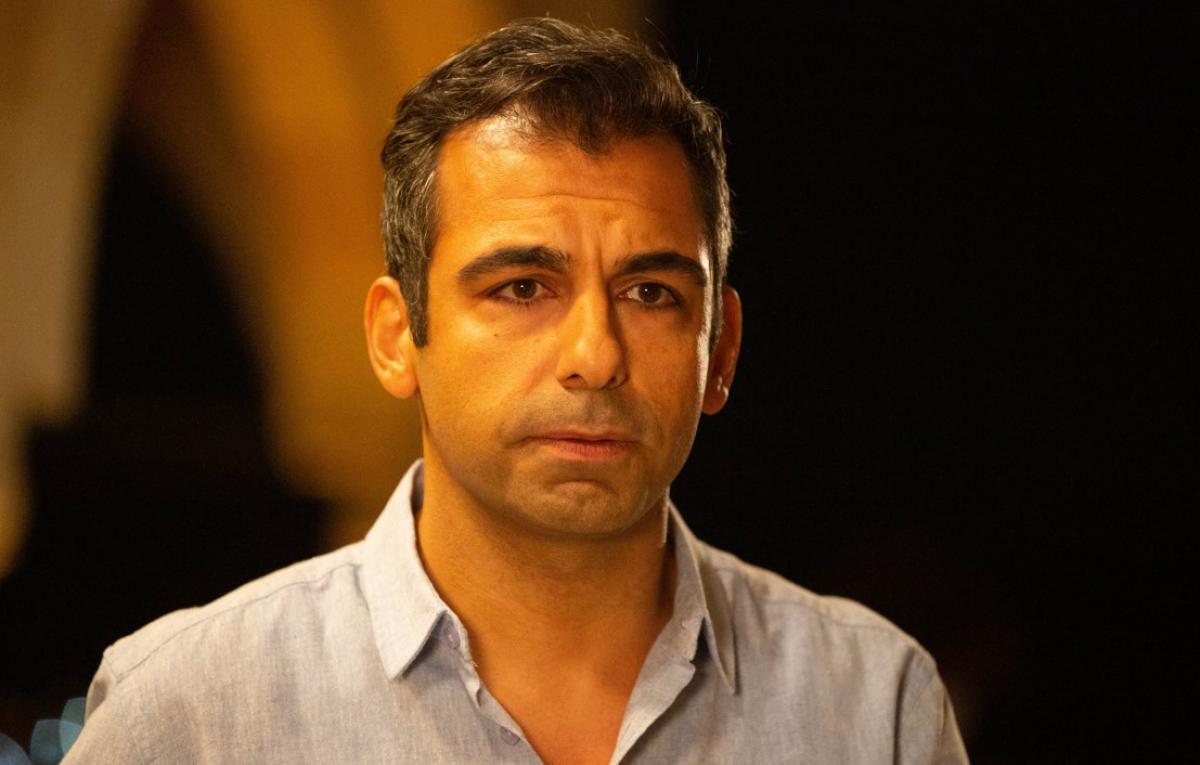 Haki Biçici poartă o cămașă și este fără barbă