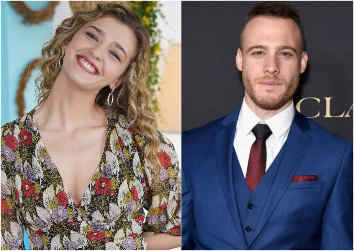 Melisa Döngel poartă o rochie cu flori și zâmbește și Kerem Bursin poartă un costum albastru închis și cravată