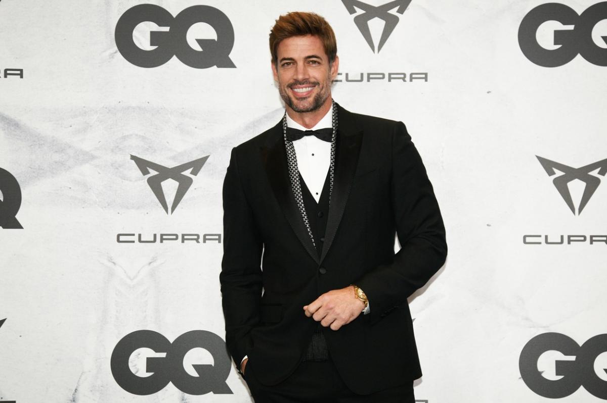 William Levy poartă un costum negru și cămașă albă