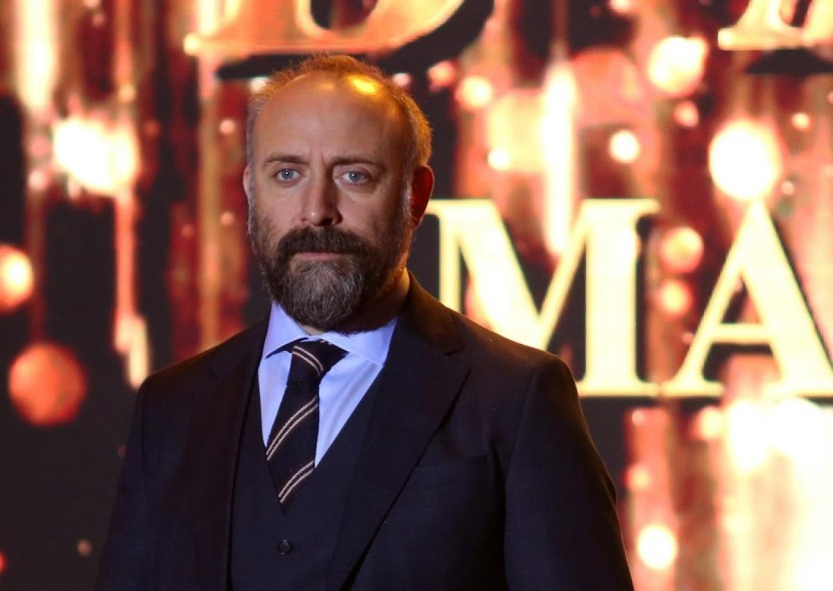 Halit Ergenç poartă un costum închis la culoare și cravată