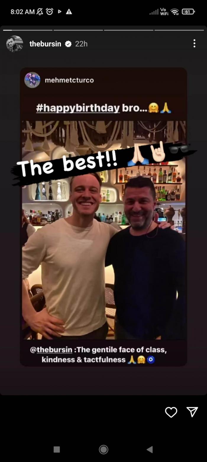 Kerem Bursin alaturi de un prieten bun