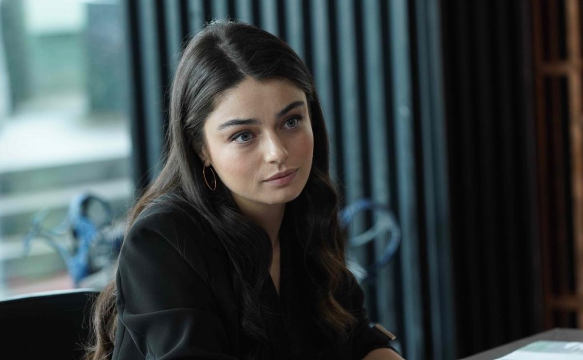 Ayça Ayşin Turan are părul lung, desprins