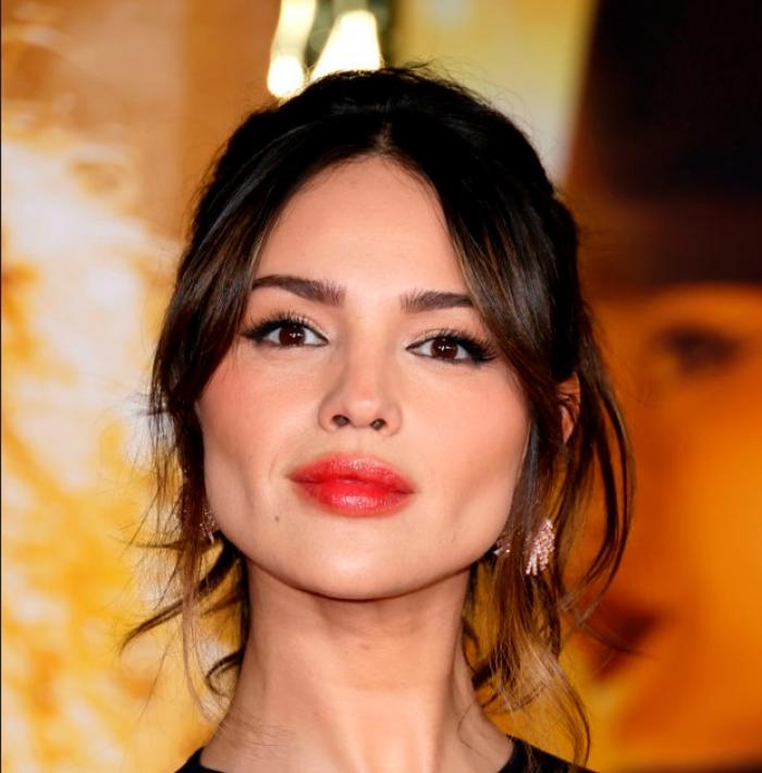 Eiza Gonzalez poartă părul prins cu ruj roșu