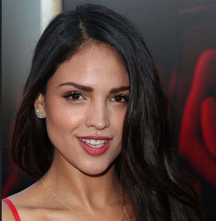 Eiza Gonzalez poartă părul desprins