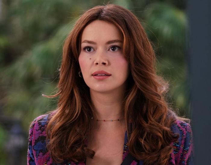 Seray Kaya poartă o bluză cu mânecă lungă și are părul desprins