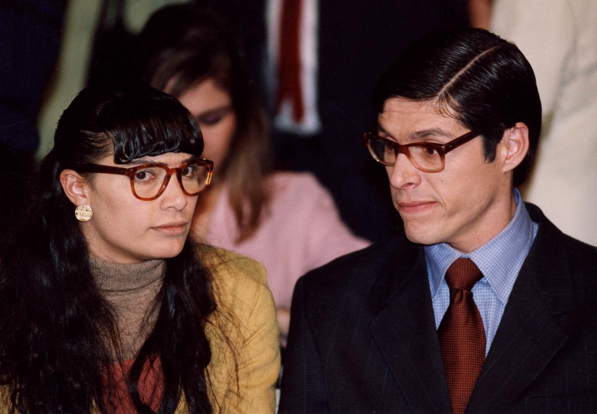 Ana Maria Orozco poartă părul lung, ochelari și breton