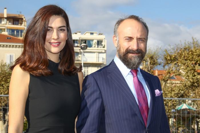 Halit Ergenç și Bergüzar Korel stau unul lângă celălalt