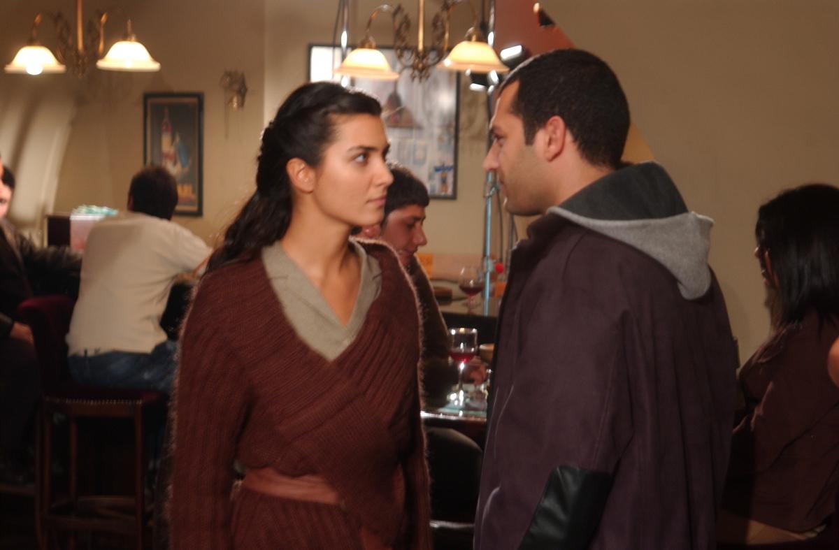 Tuba Büyüküstün poartă părul lung, prins în coadă