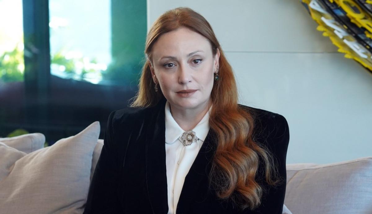 Gülçin Santırcıoğlu poartă o cămașă albă și un sacou negru