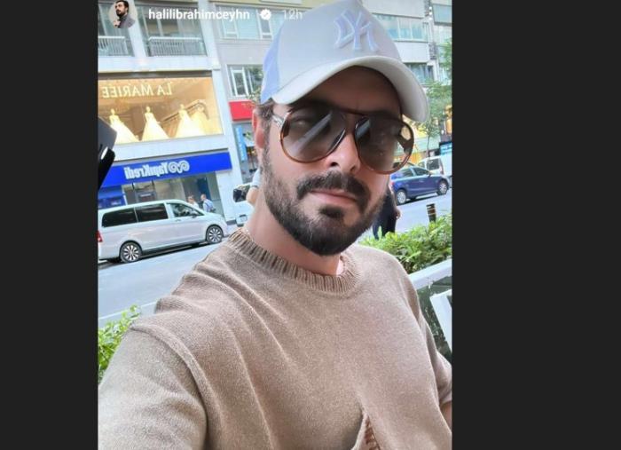 Halil Ibrahim Ceyhan poartă un tricou maro, șapcă și ochelari de soare