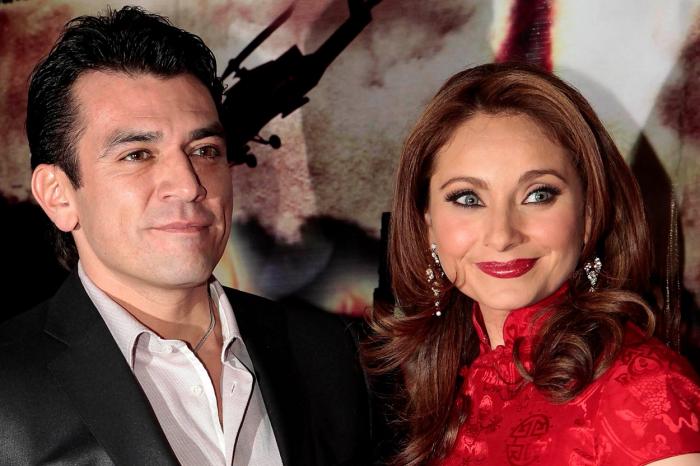 Elizabeth Álvarez și Jorge Salinas stau unul lângă celălalt și zâmbesc