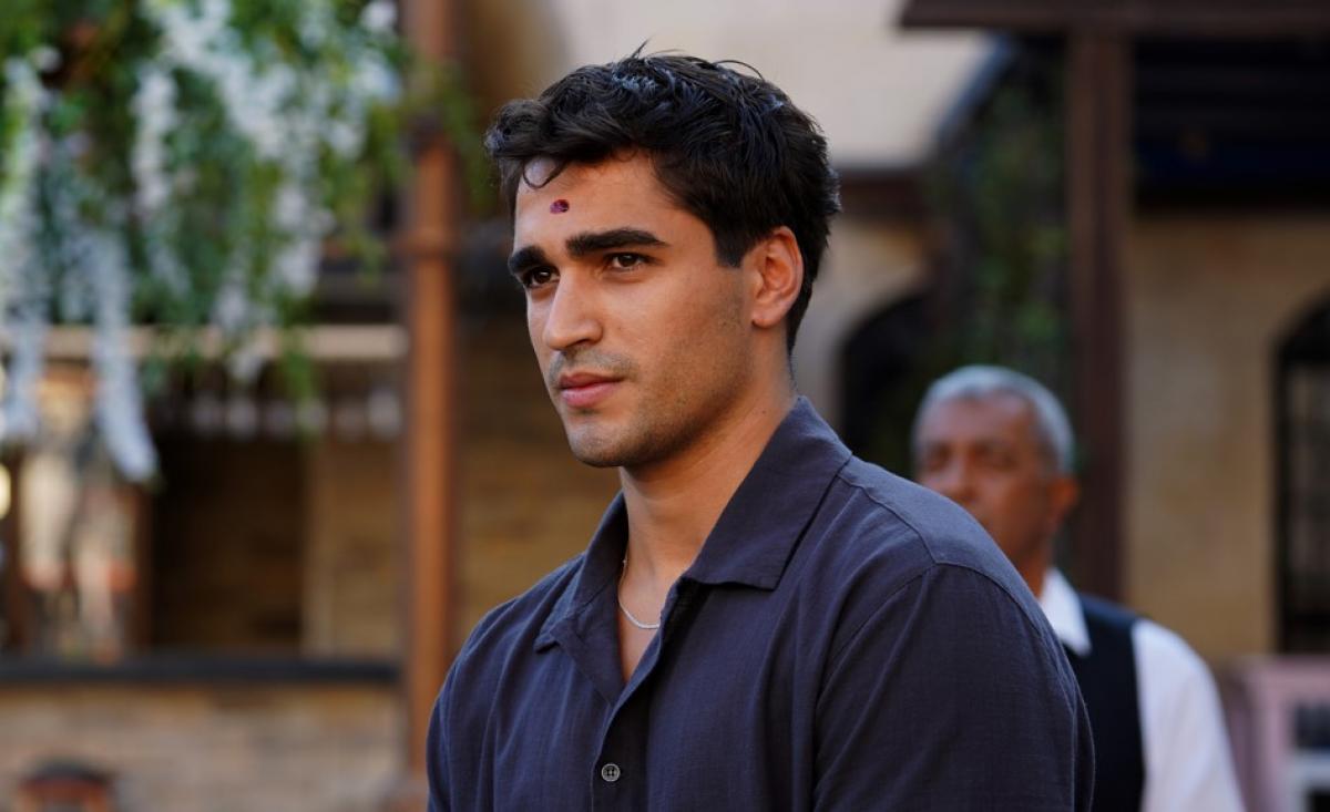 Mert Ramazan Demir poartă o cămașă închisă la culoare cu mâneci lungi